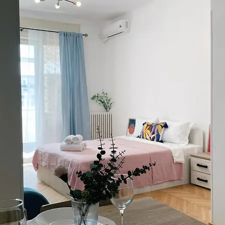 Cocktail I In Piata Romana *