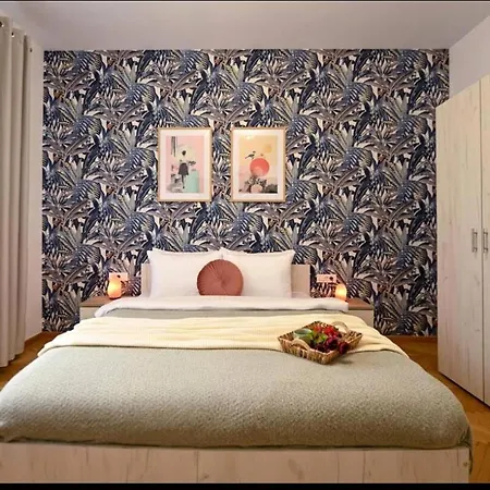 Cocktail I In Piata Romana *