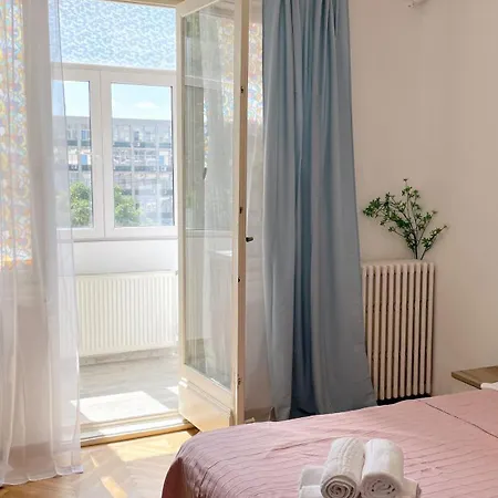 Cocktail I In Piata Romana