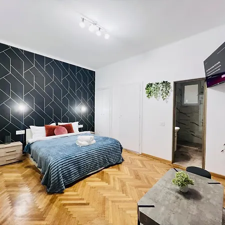 Cocktail I In Piata Romana *