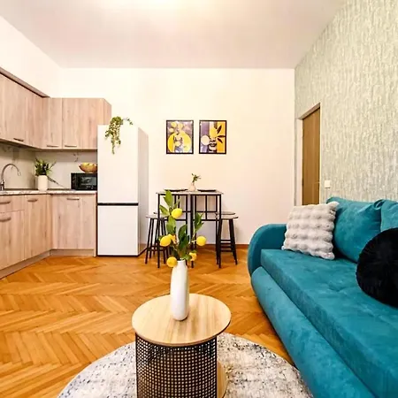 Cocktail I In Piata Romana Бухарест